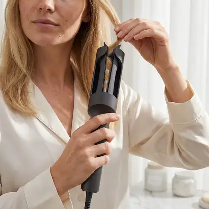 TYMO CURLPRO automatisk locktång används för att locka hår