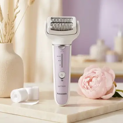 Panasonic ES-EY30 epilator i lila och vitt på ett ljust badrumsbord