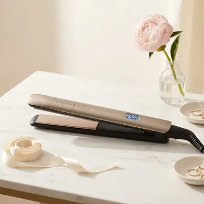 Remington S8540 Keratin Protect plattång på ljus marmoryta