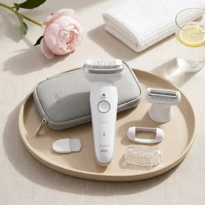 Miniatyr: Braun Silk-épil 9 epilator med fodral och tillbehör på en bricka