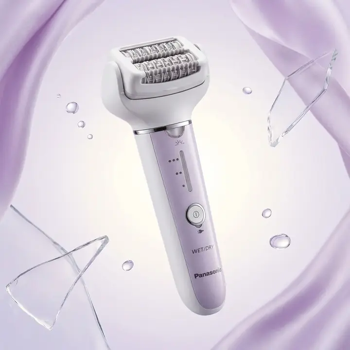 Miniatyr: Panasonic ES-EY30 epilator mot en mjuk lila bakgrund med vattenkänsla