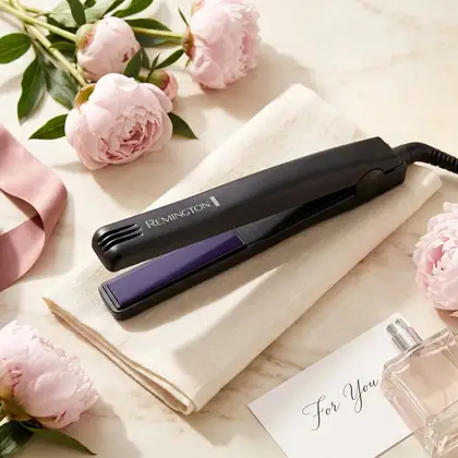 Remington Mini S2880 plattång på ljus marmoryta med blommor
