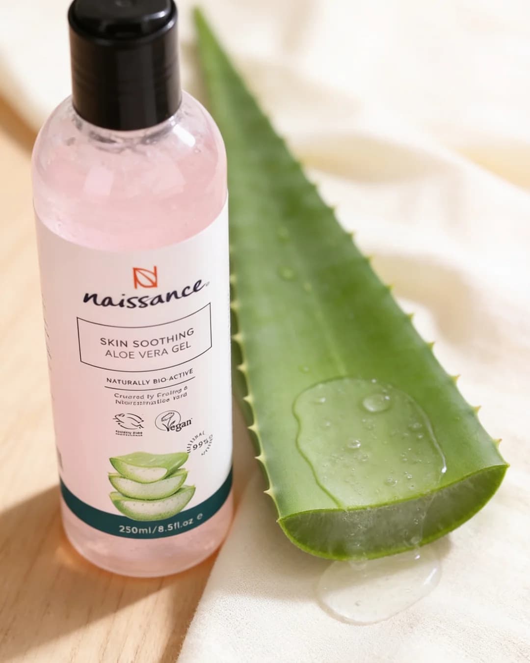 Naissance Aloe Vera Gel med färskt aloe vera-blad