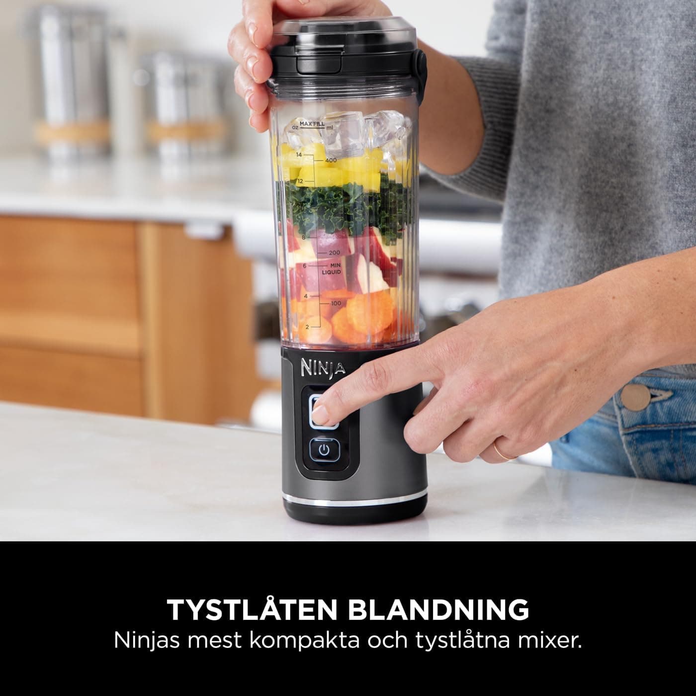 Ninja Blast portabel mixer fylld med frukt och grönsaker i kök